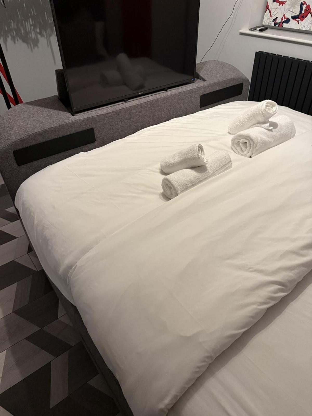 Beautiful 5 Bedroom Sleeps 12 People In Manchester